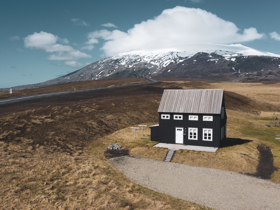 Das Ferienhaus und dahinter der berühmte Snæfellsjökull