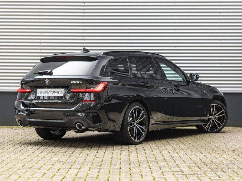 BMW 3 Serie Touring 330e xDrive M-Sport - Panorama - Harman Kardon - Active Cruise afbeelding 2