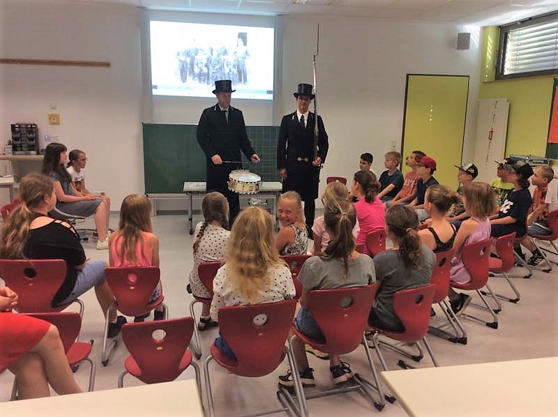Nach dem Einmarsch hatten wir die volle Aufmerksamkeit der Kinder