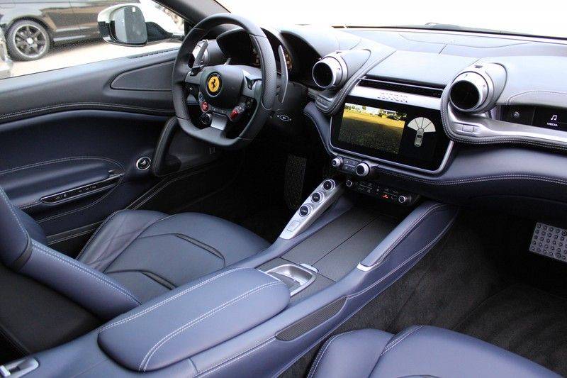 Ferrari GTC4 Lusso 6.3 V12 2 years Ferrari warranty, HELE, Apple Carplay, Passenger Display, JBL, Pano, 20" afbeelding 14