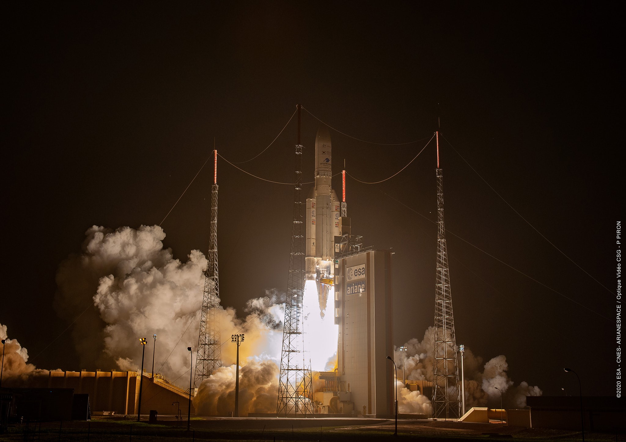 Imaginea 2: Lansarea rachetei Ariane 5 ECA de la Kourou, Guiana Franceză, cu sateliții de telecomunicație JCSAT-17 și Geo-Kompsat 2B (Sursa foto: Arianespace)