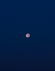 Lună peste cerul Bucureştiului 