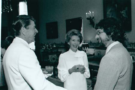 Reagan, Nancy et Steven Spielberg, quelque temps après le visionnage du        film E.T. fin juin 1982