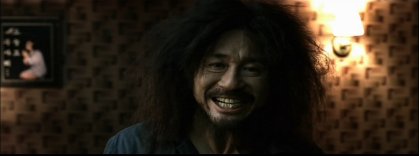 Nun, es gibt nur wenige Filme, die mich nach jedem Mal Ansehen verwunderter zurücklassen. _Memento_ war es lange Zeit, _Mullholland Drive_ ist es immer noch. _Old Boy_ ist ein solcher.
Ein Mann (Dae-su) wird 15 Jahre in Isolation in einer Art Privatgefängnis gehalten, ohne zu wissen, warum, wo er ist und was um ihn herum geschieht (Hallo Kafka!). Aus dem ständig flimmernden Fernseher erfährt er, dass in der Zeit seine Frau ermordet und er der Tat verdächtigt wird. Er pendelt zwischen Wahnsinn und Ausbruchswillen, der am Ende siegt und beginnt seinen Weg aus dem Gefängnis zu graben.
Dann lässt man ihn plötzlich frei, versorgt ihn mit Geld und einem Mobiltelefon. Er bekommt von einem "Unbekannten" Mann den Auftrag, innerhalb von 5 Tagen herauszufinden, warum er in Isolation gehalten wurde.
Er begibt sich auf die Suche.
In den ersten Sekunden des Filmes sieht man Dae-su einen offensichtlich um sein Leben flehenden Mann mit Pudel (hmm, wie sag ichs möglichst diplomatisch?) der über den Rand eines Hochhausdaches hängt nur am Schlips halten. Es entsteht der Eindruck, er erfülle einen Auftrag. Der Eindruck trügt. Wie vieles in diesem Film. Am Ende passen alle Puzzleteile ineinander. Und wiedereinmal war es die Liebe, welche die Dinge ins Rollen brachte.
Ohne Liebe gäbe es keinen Hass.
Der Film ist stellenweise sehr brutal aber immer auf so hohem technischen Niveau, dass man darüber weg sehen kann. Rot ist neben Blau und Schwarz ein wichtiges Element der Geschichte.
Die Musik des Filmes ist eine Mischung von Klassik und moderner elektronischer Musik von Cho Young-wuk (übrigens ein Komponist, den man beobachten sollte). Sehr stimmig. Vivaldis 4 Jahreszeiten zu Kampfszenen.
Wenn ich jemandem 5 Filme empfehlen müsste, die er/sie/es gesehen haben muss, um auch nur ansatzweise ein Gesprächsthema auf einer Ebene zu finden, würde _Oldboy_ in der Liste vorkommen. Ganz gro?es Kino.
Ein paar Links:
IMDB.com-Profil zum Film
Profil bei AsianDB.com
Trailer (die unteren Links funktionieren)
Moviestills
der gro?e Preis der Jury beim Festival von Cannes 2004 (verdient)
Kritik auf Contactmusic.com
PS: Einer der Gründe warum ich diesen Film so interessant und schwer verständlich finde könnte sein, dass ich ihn nur im südkoreanischen Original sehe. Meine DVD hat noch eine Thai-Spur, aber deren Synchronisationen sind meistens zum Heulen. Au?erdem finde ich, man muss einen Film im Original sehen, um die kleinsten Nuancen in der Aussprache zu erkennen. So merkt man bspw. in diesem Film recht schnell, wer der Anrufer ist, auch wenn es nie explizit erwähnt wird. Weiter Beispiele für solche notwendigen Originaltöne sind From Hell wo man im englischsprachigen Original schnell merkt, dass der Hobbit der Mörder ist (hupp, achso, Spoiler, sorry) oder Filme, deren ganzer Kontext durch idiotische Synchronisationen zerstört wird (alle MontyPython-Filme, Gollum im Herrn der Ringe, mehr Beispiele gefällig?). Wie auch immer. Im Original ists schöner.
