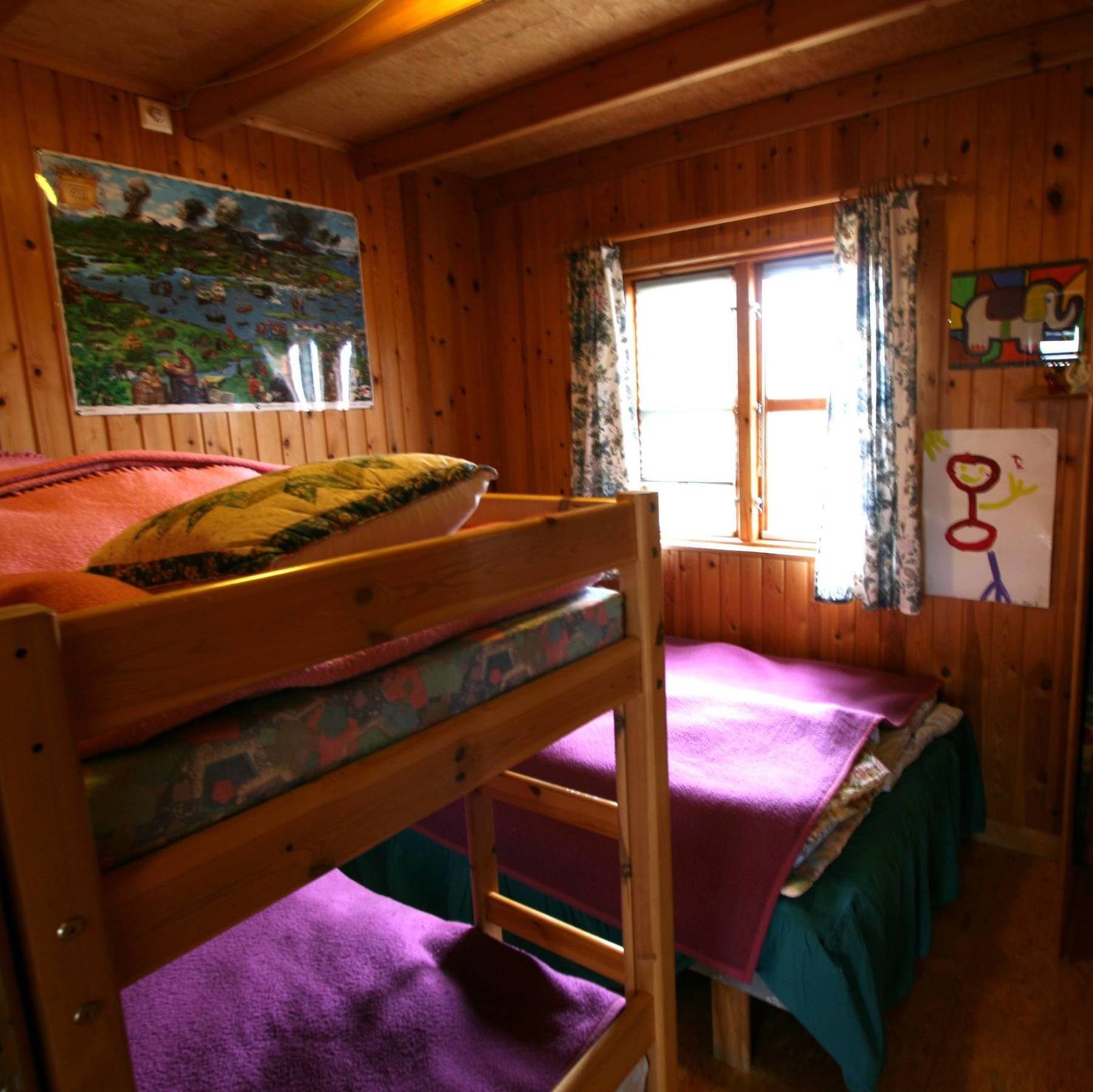 Schlafzimmer mit Stockbett und zusätzlichem Einzelbett