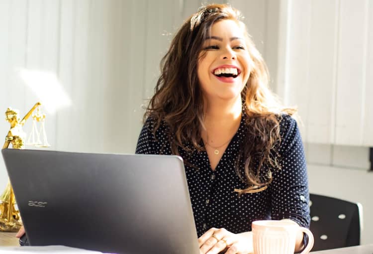 Aus Excel E-Mails versenden Frau mit Laptop versendet E-Mail aus Excel