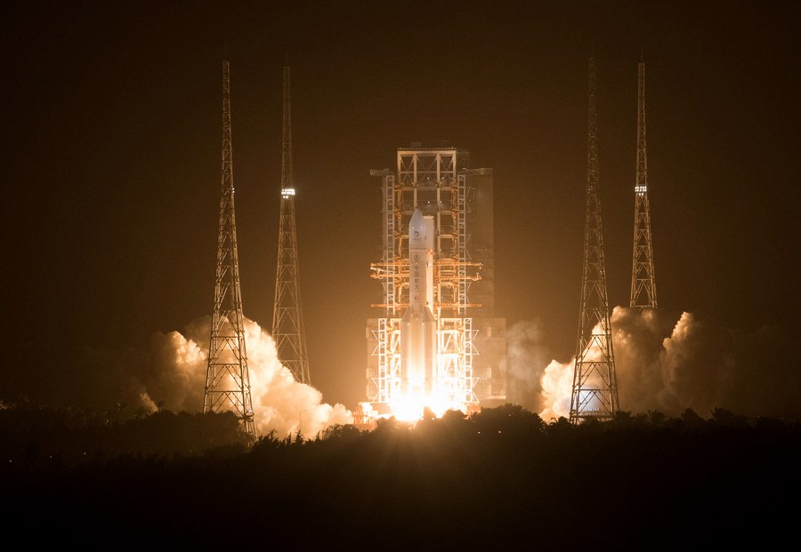 Imaginea 1: Lansarea rachetei Changzheng-5 cu sonda lunară Chang’e-5 (Sursa foto: Xinhua)