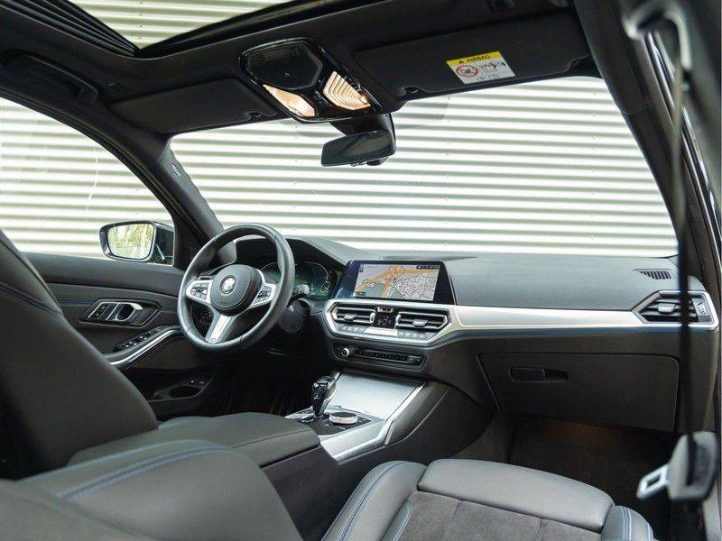 BMW 3 Serie Touring 330e xDrive M-Sport - Panorama - Harman Kardon - Active Cruise afbeelding 3