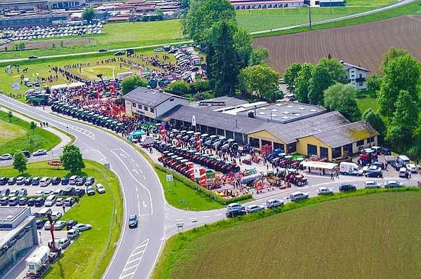 Luftbild des Firmengeländes der Mein Traktor GmbH in Pettenbach
