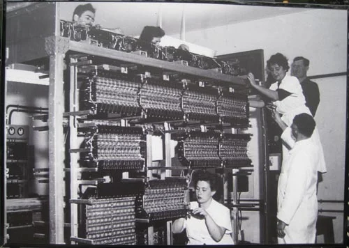 Thelma Estrin and her team working on the WEIZAC computer mainframe. Credit: the Computer History Museum