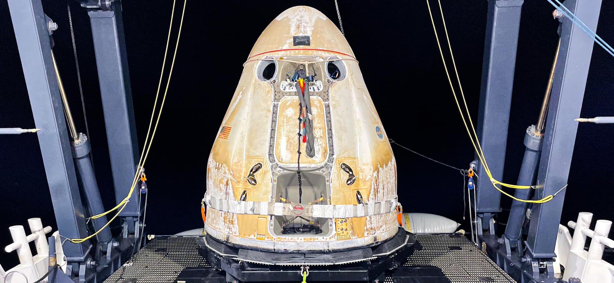 Imaginea 2: Capsula Dragon CRS-22, recuperată din apele oceanului Atlantic, după o misiune reușită spre Stația Spațială Internațională.