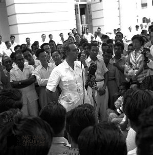 David Marshall speaking to a crowd of attentive supporters at Empress Place in 1955. Marshall was famed for his extraordinary oratorical skills. Source: Singapore Press Holdings, Courtesy of National Archives of Singapore