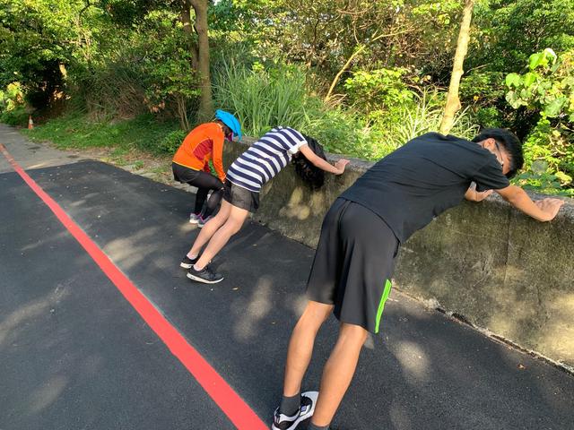 跑到終點時,大家一起做伏力挺身。