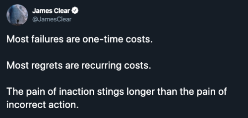 Tweet de James Clear sobre el costo de no actuar