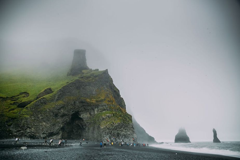 Ein Highlight auf Island: der Strand von Reynisfjara