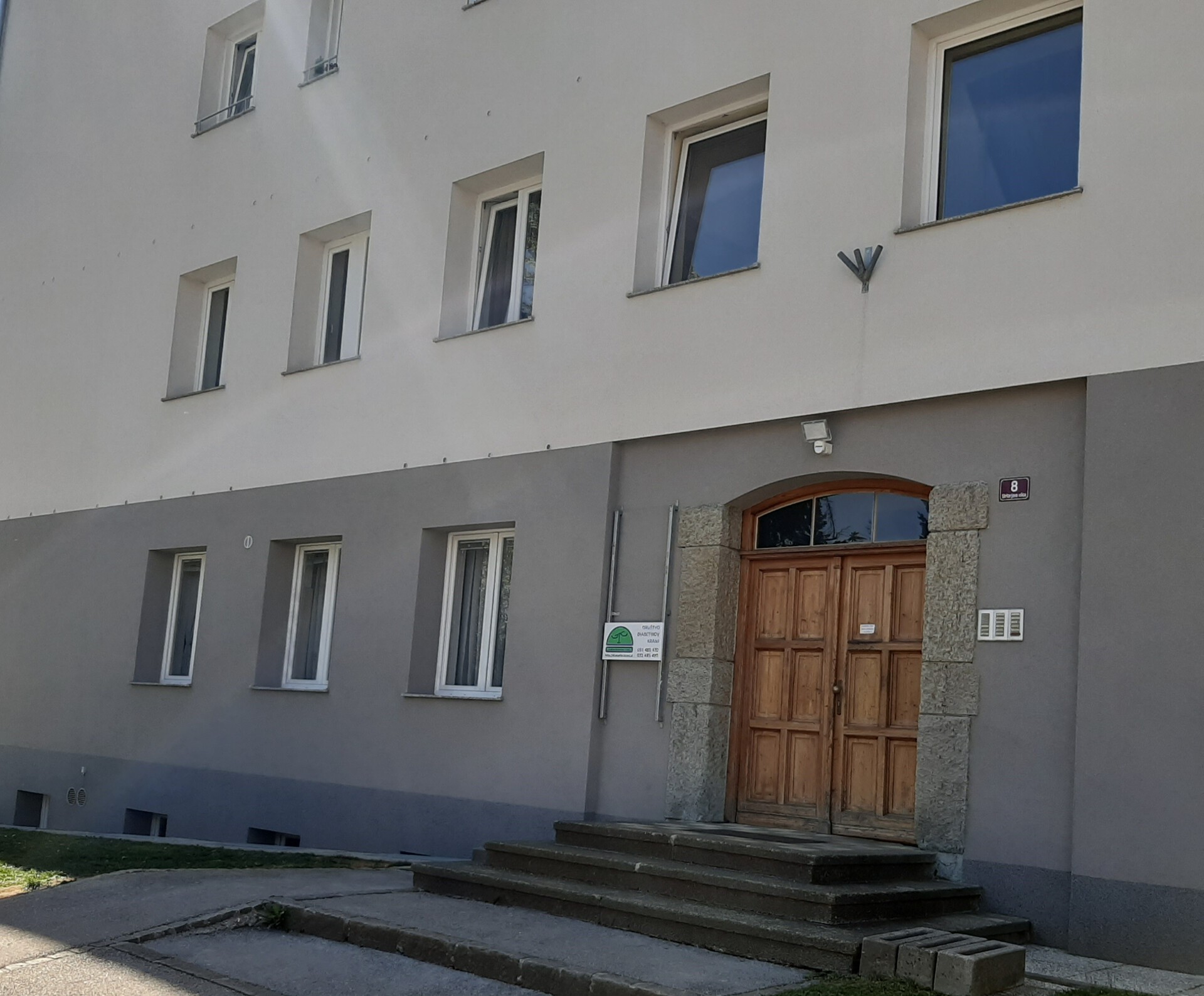 Kot smo že objavili, je v enem od stanovanj te stavbe v Kranju Igor Velov preko drugega podjetnika dajal stanovanje 15 tujcem...