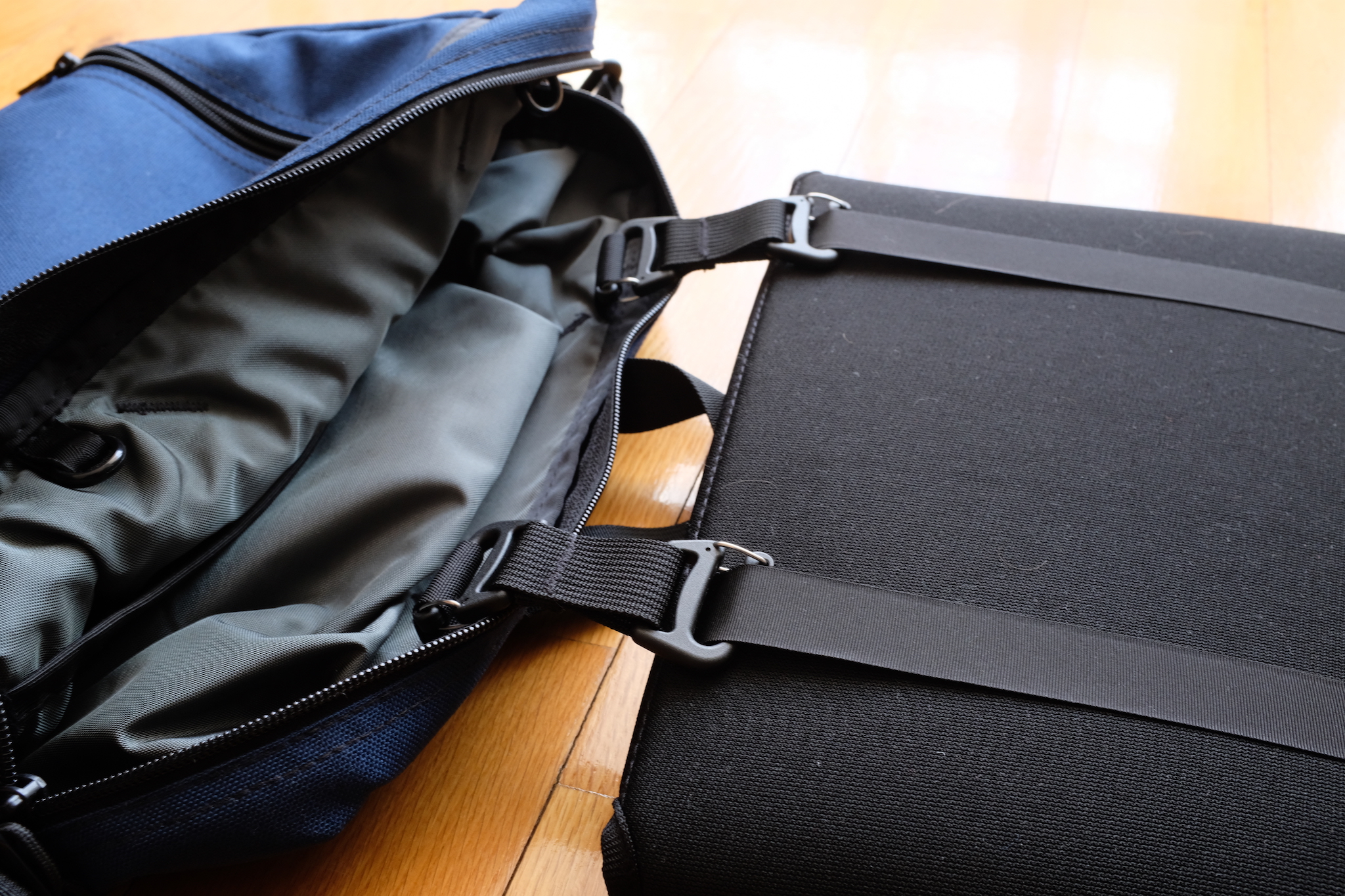 Two webbings holds the laptop sleeve and converts it into a TSA checkpoint friendly bag