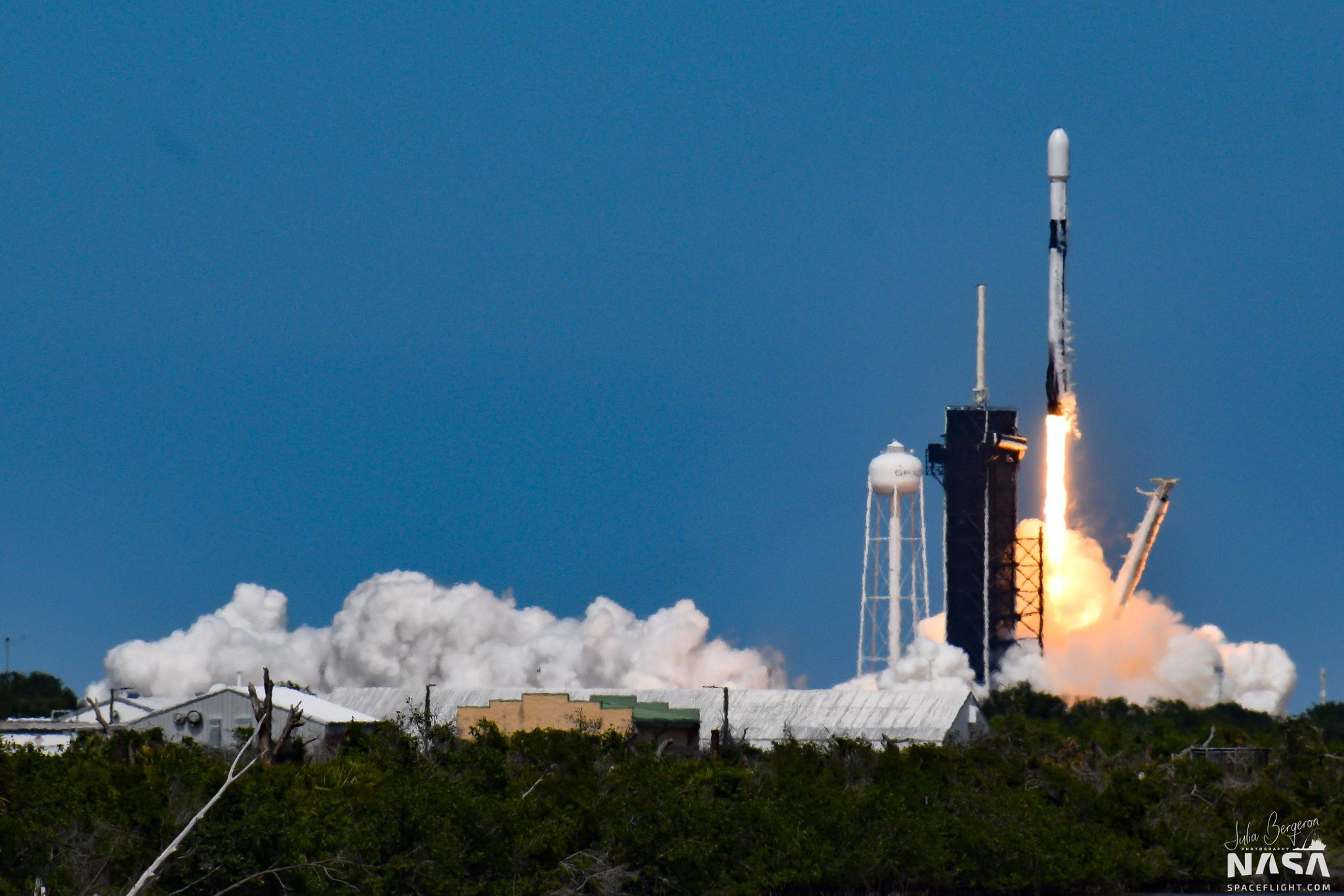 Imaginea 1: Lansarea rachetei Falcon 9, având la bord 60 de sateliți Starlink. Este al 4-lea zbor pentru treapta primară B1051 și al 2-lea zbor pentru conul protector al rachetei, care a mai fost folosit în misiunea AMOS-17 din august 2018. Sursa foto: Julia Bergeron