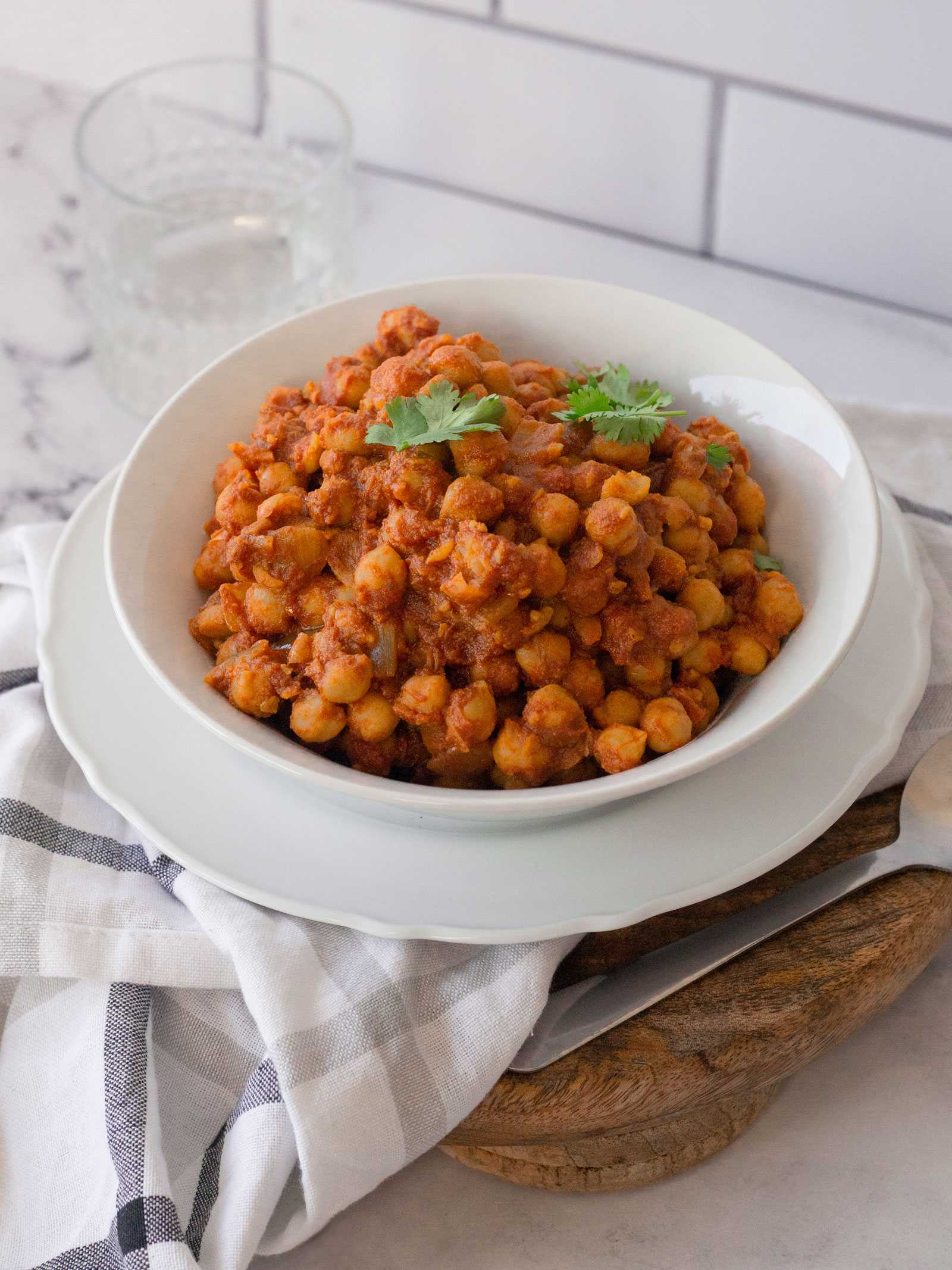 This Northern Indian dish is full of flavour and quite delicious. The combination of chickpeas and spicy tomato onion gravy will satisfy any craving. 
 