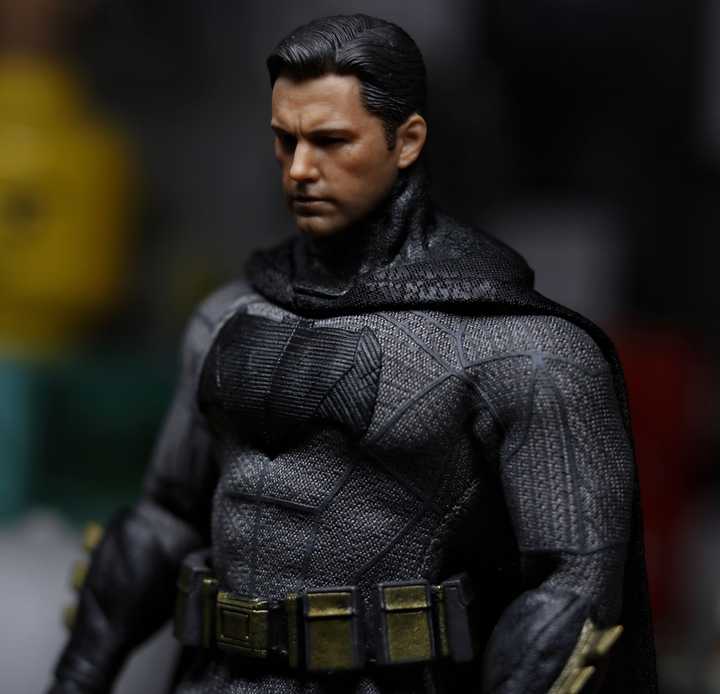 Mezco Toyz Dawn of Justice Batman with Dawn of Eleven Head | Figround