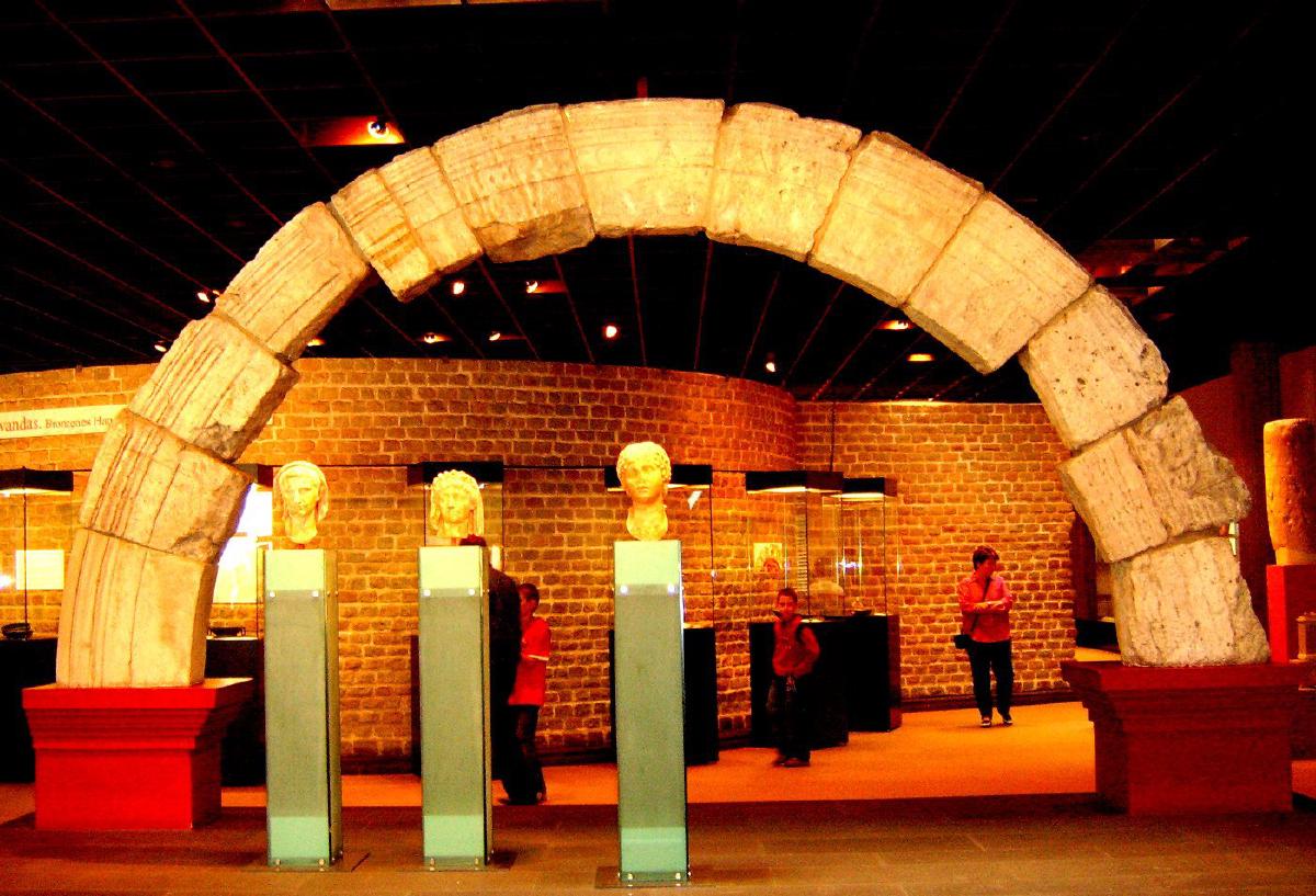 gotik-roemisches-nordtor-roemisch-germanisches-museum-koeln.jpg