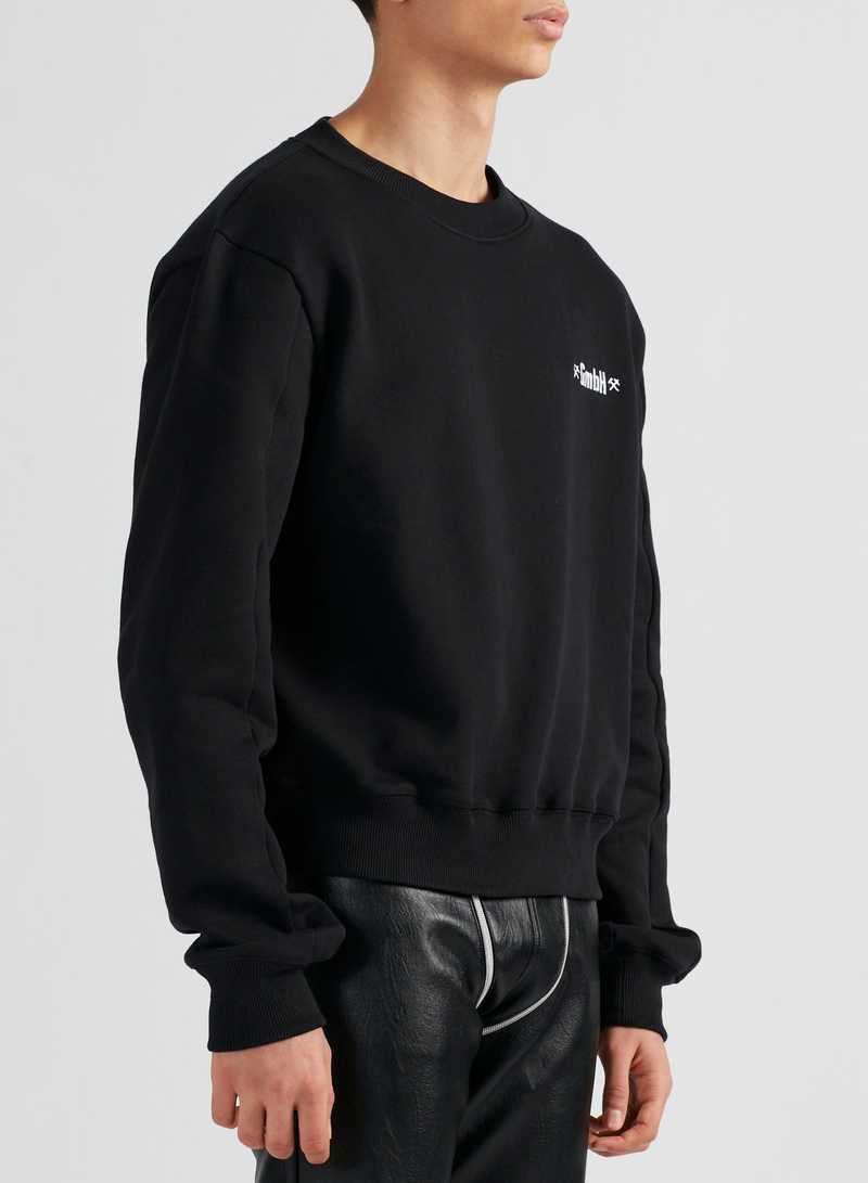 Berg Crewneck Black, side view. GmbH AW22 collection.
