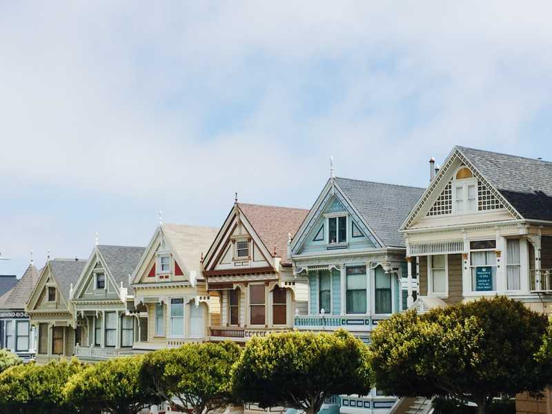 Photo of a row of Victorian-style houses in San Francisco.