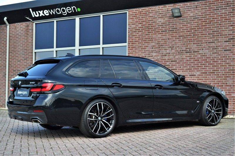 BMW 5 Serie Touring 540i xDrive 333pk M-Sport Pano Laser Comfort LiveCp DA+ HUD 20inch afbeelding 6