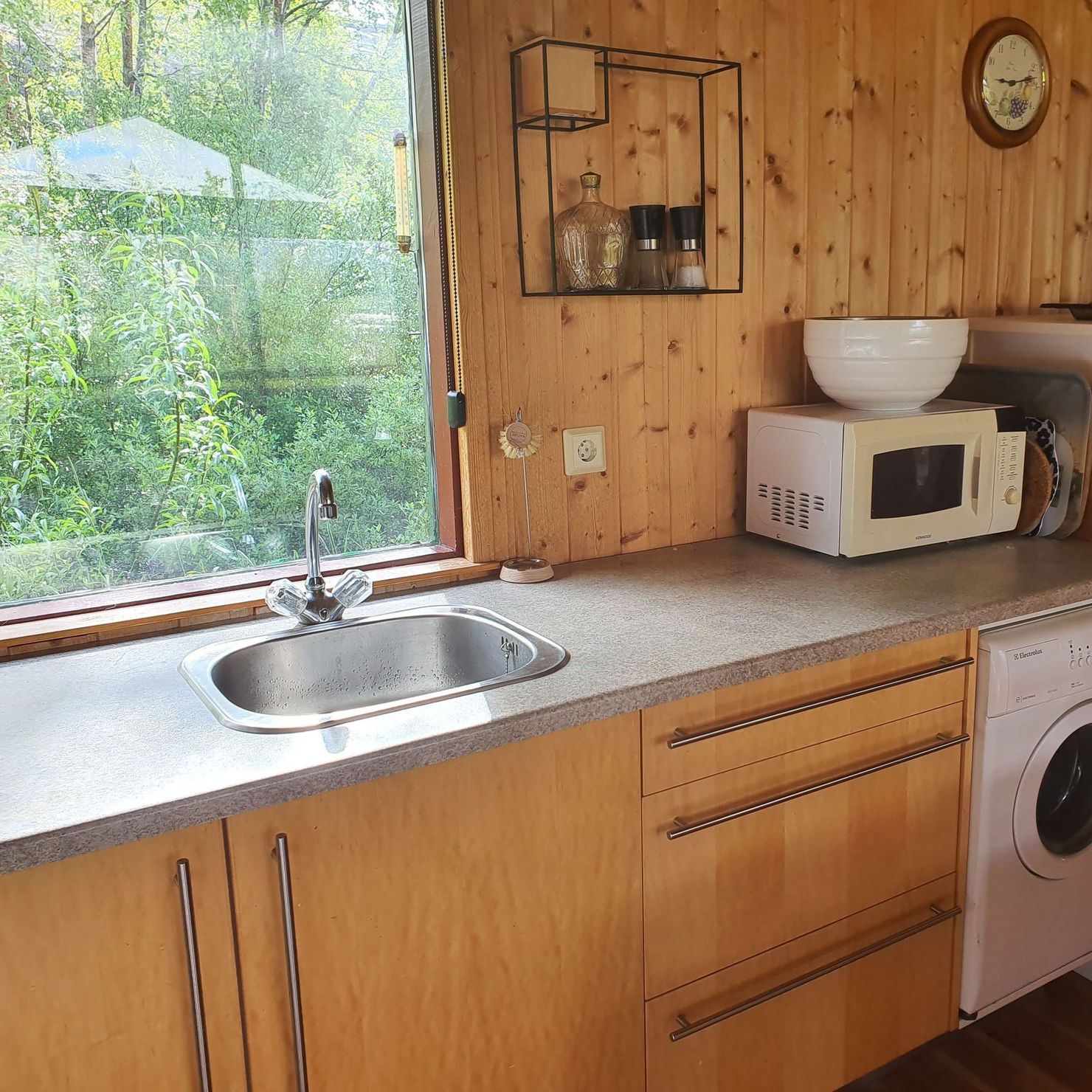 Die gut ausgestattete Küche verfügt auch über eine Mikrowelle sowie die Waschmaschine
