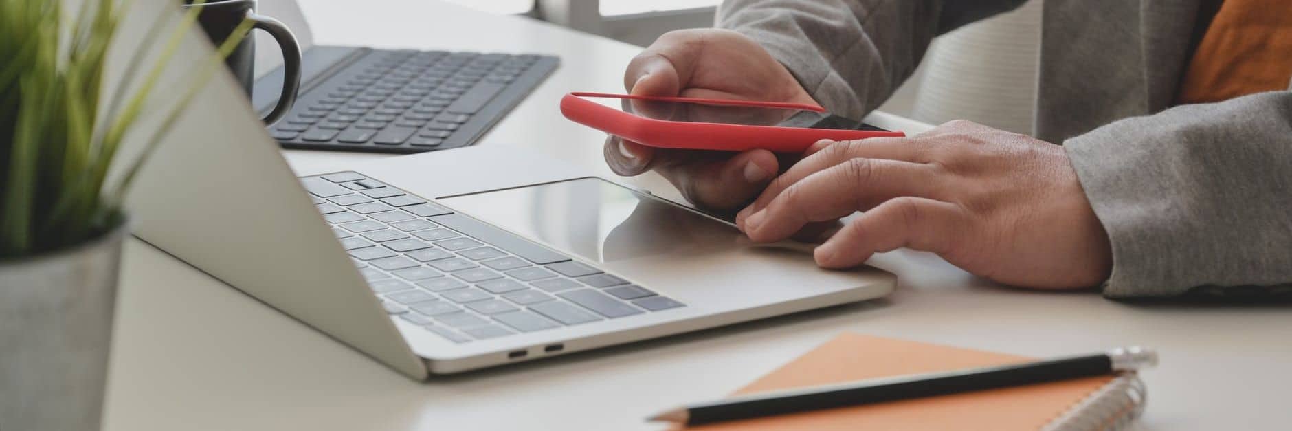 Onlinesupport Mann vor Laptop kontaktiert Support
