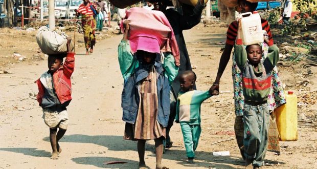 Rwandan refugees enter DRC with all of their possessions after fleeing in June 1994