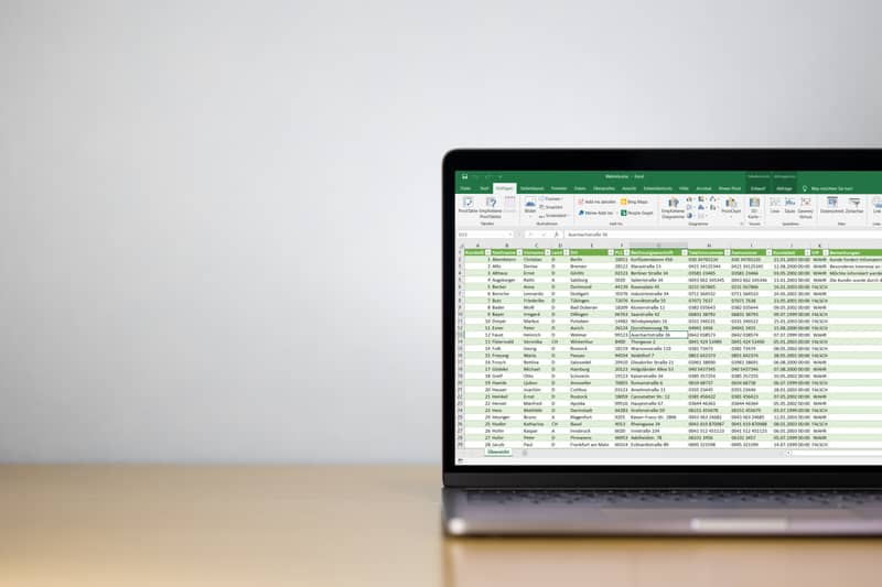 Laptop auf Schreibtisch mit Excel