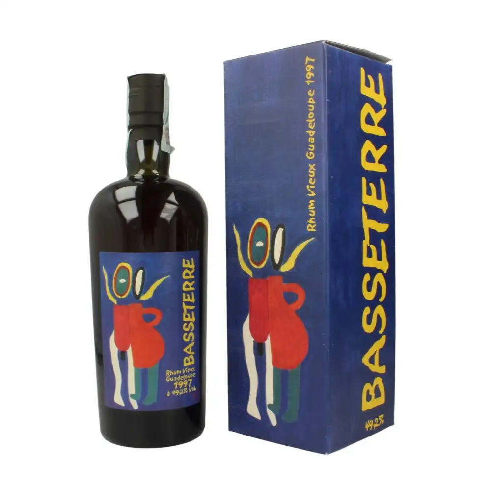 Image of the front of the bottle of the rum Montebello Basseterre