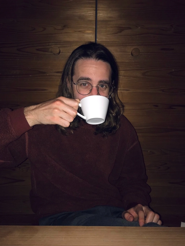 Sebastian Bayer, der Tee trinkt