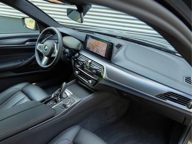 BMW 5 Serie Touring 540i xDrive High Executive - M-Sport - Panoramadak - ACC - Harman Kardon afbeelding 13