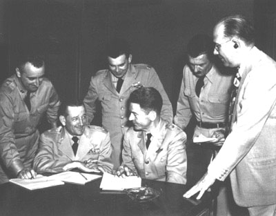 Conférence du mardi 29 juillet 1952 au Pentagone, à la suite    des    nombreuses observations dans la région de Washington. On peut y voir de gauche à droite : James, Roger M. Ramey, Edward J. Ruppelt, John A. Samford,    Donald Bower et Griffing