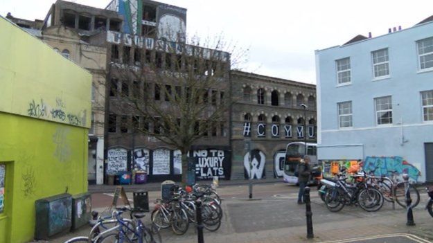 oh my god twitter doesn’t include alt text from images in their API