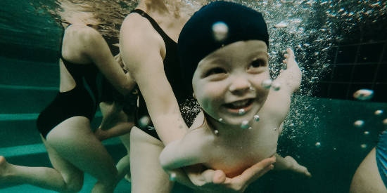 Bébé sous l'eau qui sourit