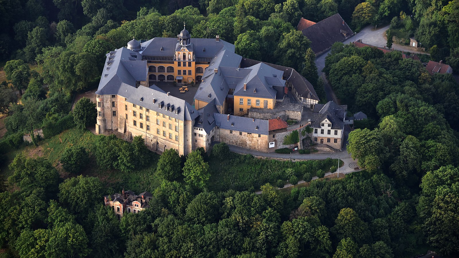 hochzeitspaar in landschaft