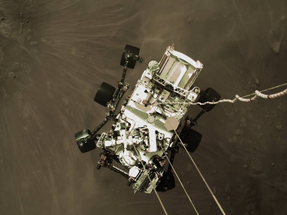 Imaginea 1: Roverul Perseverance, aflat la aproximativ 2 metri de suprafața planetei Marte, aflat la câteva secunde de desprinderea de macaraua spațială (Sursa foto: NASA)