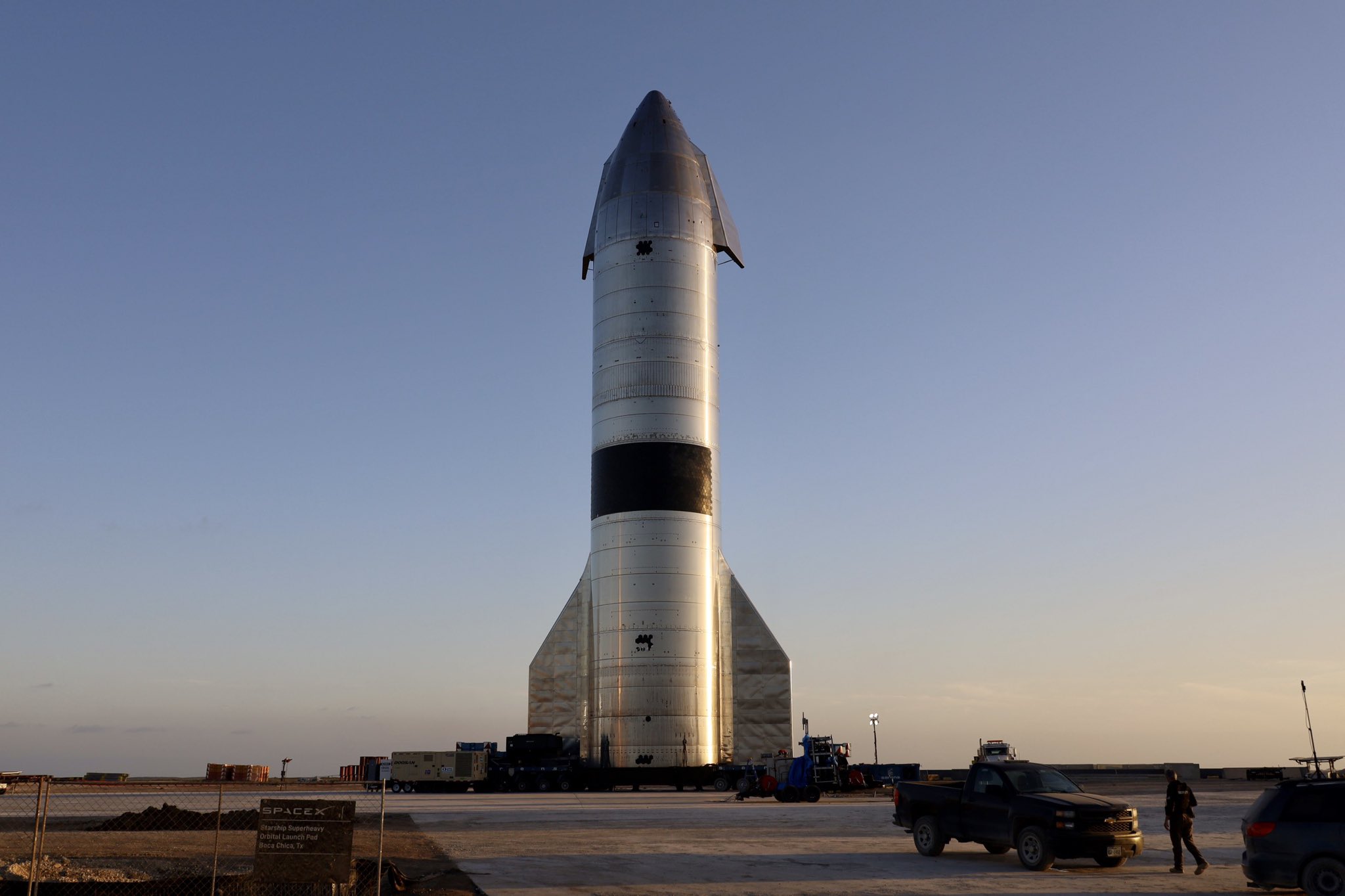 Imaginea 1: Starship SN15 intactă, după aterizare. Sursă: Trevor Mahlmann.