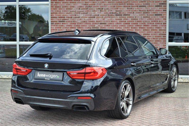 BMW 5 Serie Touring M550d xDrive 400pk Pano Standk ACC 20inch Adp-LED HUD afbeelding 13