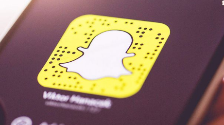 Snapchat has discreetly changed the operation of profile photos. Users may no longer upload their own profile photos into the phantom image. They need to use Bitmoji avatars.