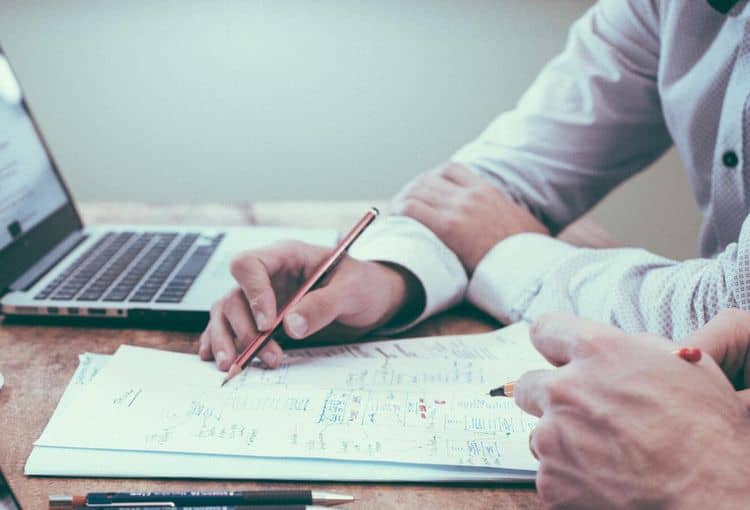 Optimierung bestehender Arbeitsabläufe Optimierung bestehender Arbeitsabläufe auf Block mit Stift und Laptop