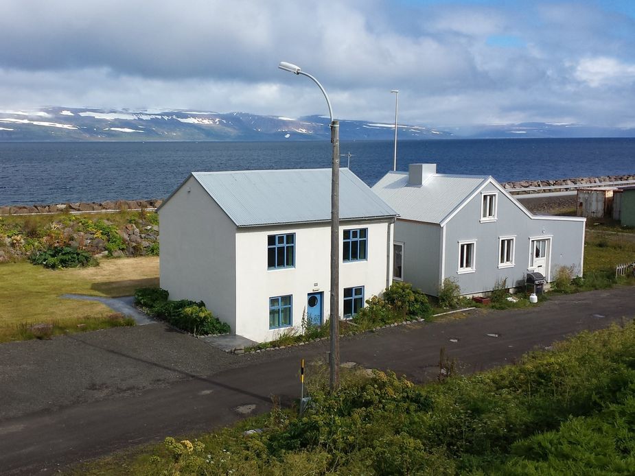 Das Freienhaus liegt nur durch eine Strasse vom Fjord Ísafjarðardjúp getrennt