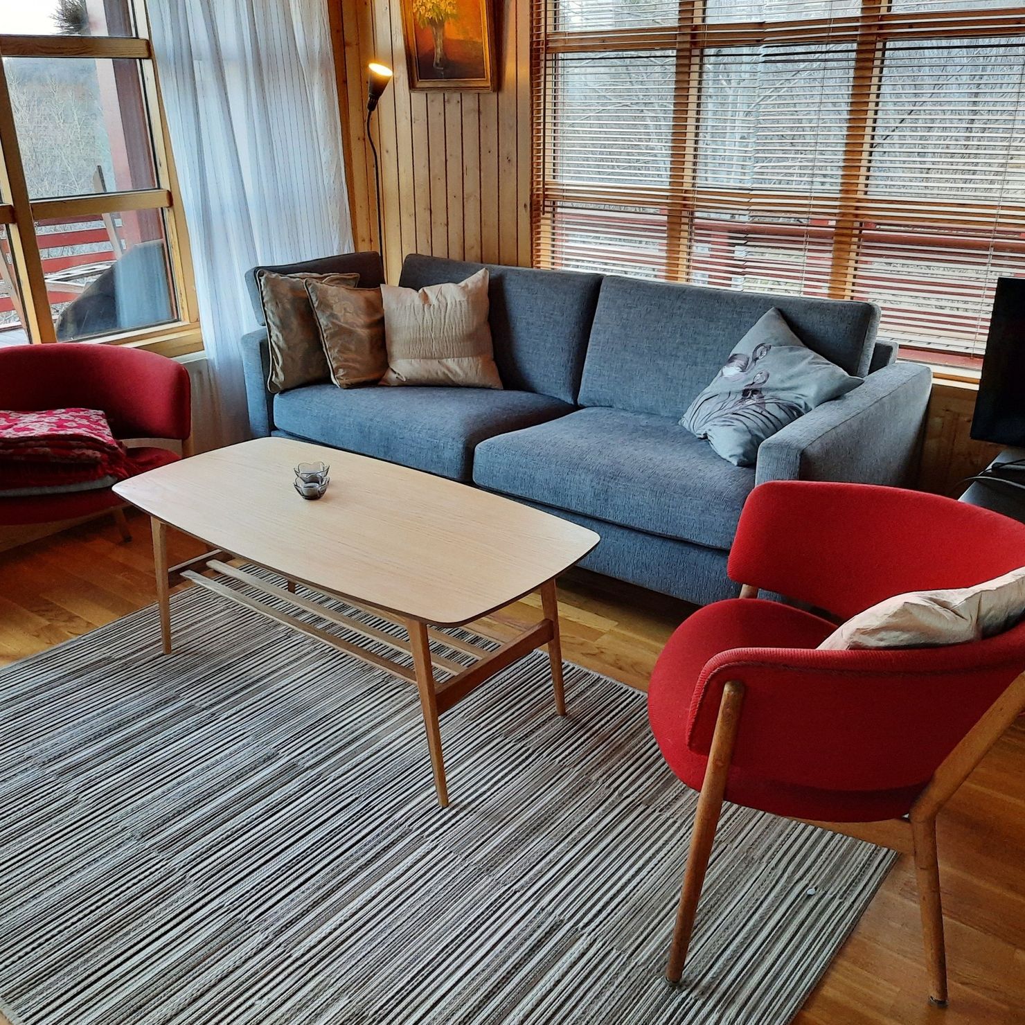 Stylish eingerichteter Wohnbereich im skandinavischen Stil