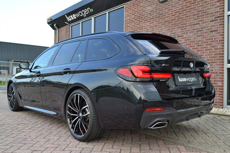 BMW 5 Serie Touring 540i xDrive 333pk M-Sport Pano Laser Comfort LiveCp DA+ HUD 20inch afbeelding 21