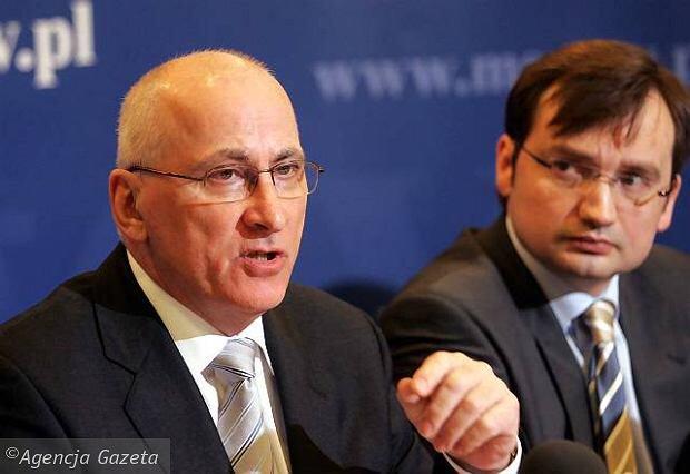 Członków byłej nomenklatury komunistycznej możemy znaleźć również wśród prawicowej inteligencji. Na zdjęciach komunistyczny sędzia Kryże, wiceminister sprawiedliwości za pierwszych rządów PiSu oraz Stanisław Piotrowicz komunistyczny prokurator, obecnie poseł PiS. - Agencja Gazeta