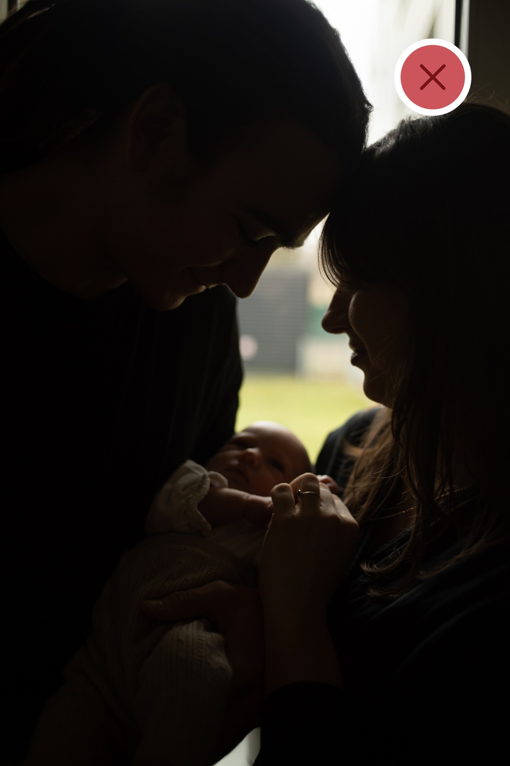 Sesja rodzinna Poznań - niemowle w rękach rodziców, zdjęcie przed obróbką