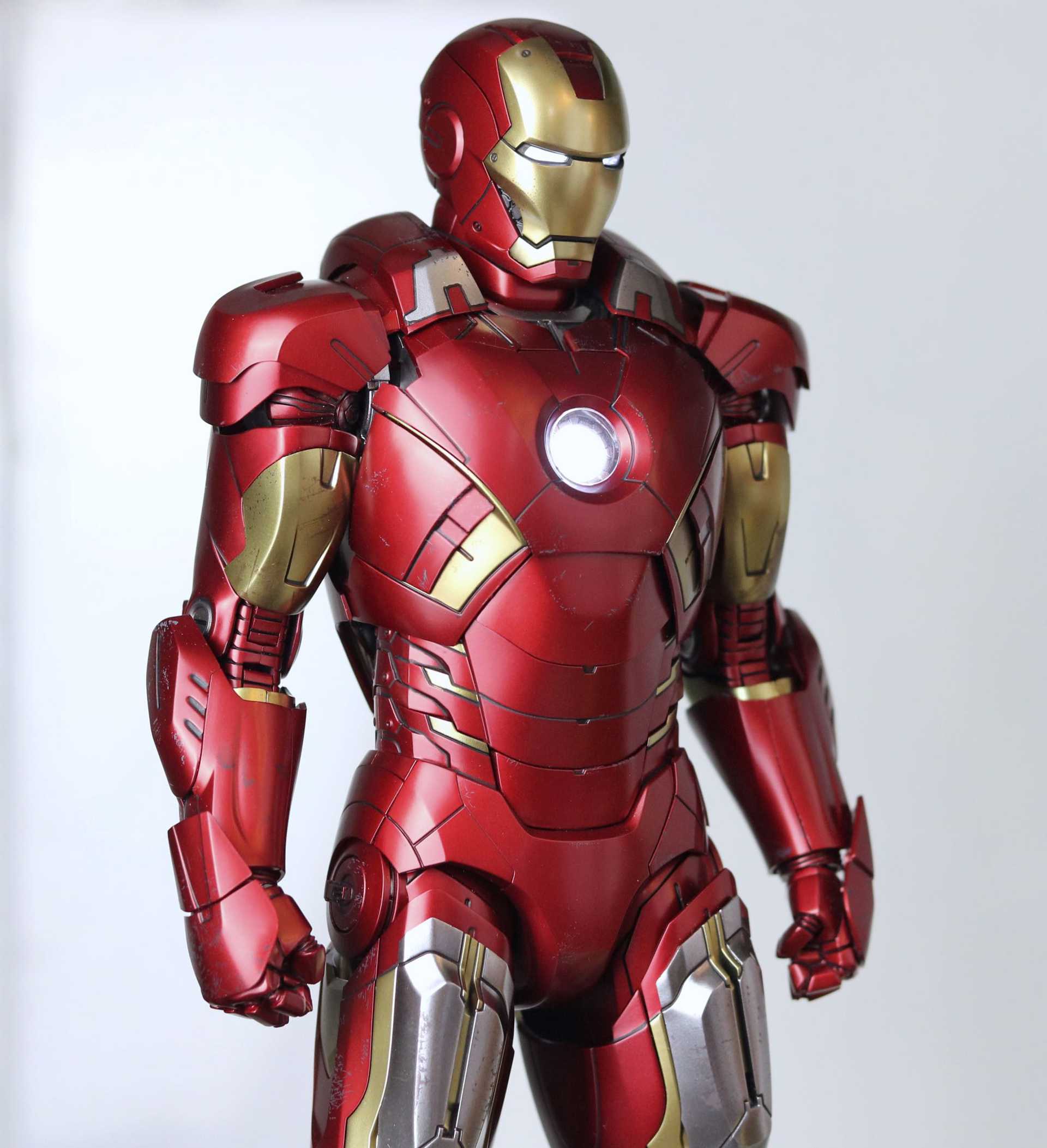 Hot Toys Iron Man Mark 7 1/6 Figure